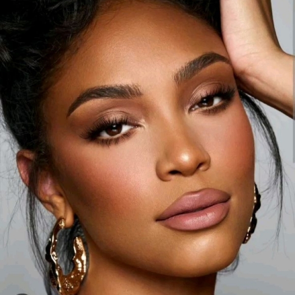 Too Faced Chocolate Bunny Matte Liquid Eyeshadow (Neutral Medium Brown) - Picture 5 of 12